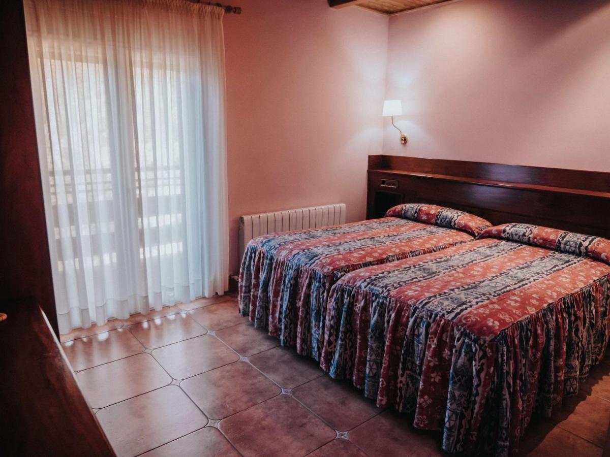 Hostal Les Fonts Castellar De N'Hug Exterior photo