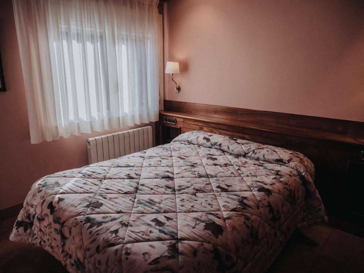 Hostal Les Fonts Castellar De N'Hug Exterior photo