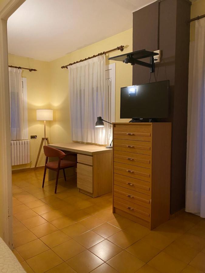 Hostal Les Fonts Castellar De N'Hug Exterior photo
