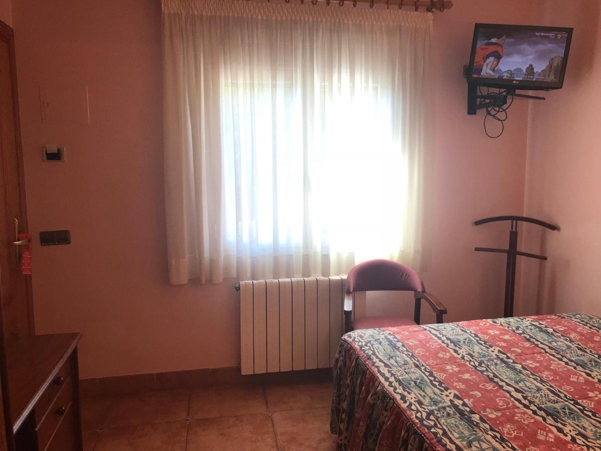 Hostal Les Fonts Castellar De N'Hug Exterior photo