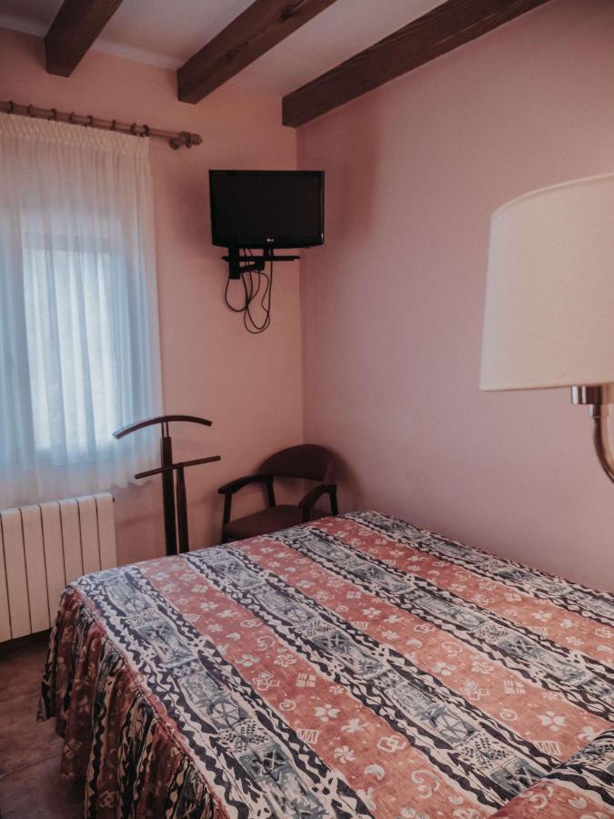 Hostal Les Fonts Castellar De N'Hug Exterior photo